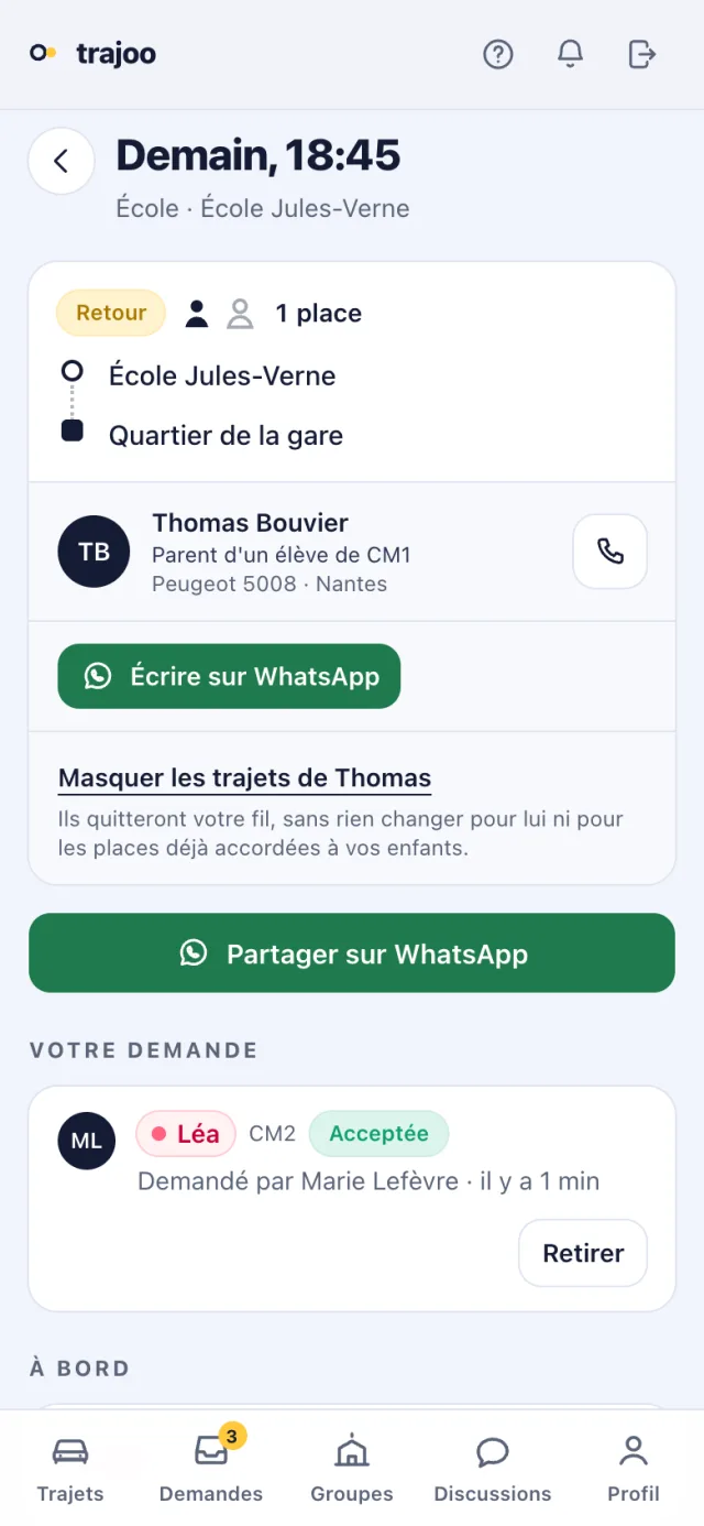 Un trajet où la place de Léa est acceptée : le conducteur, son téléphone et le bouton « Écrire sur WhatsApp ».
